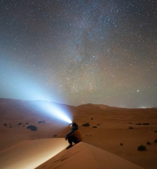 estrellas y via láctea desde el desierto de erg chebbi, en merzouga, marruecos