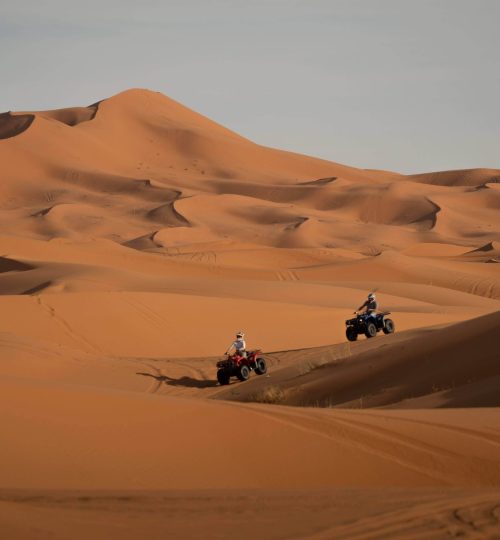 ruta con quads en el desierto de erg chebbi, en merzouga, marruecos