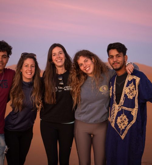 compañeros en el desierto de erg chebbi, en merzouga, marruecos