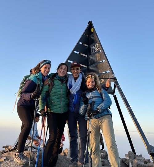 grupo en la cima del toubkal, la montaña más alta