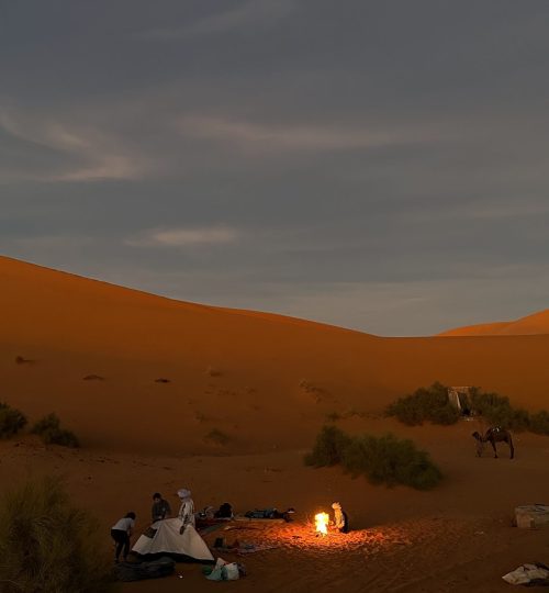 noche de acampada en el desierto de erg chebbi, en merzouga, marruecos