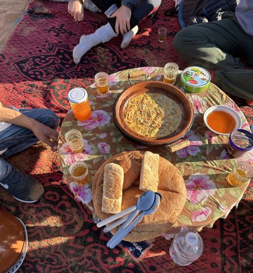 desayuno de noche de acampada en el desierto de erg chebbi, en merzouga, marruecos